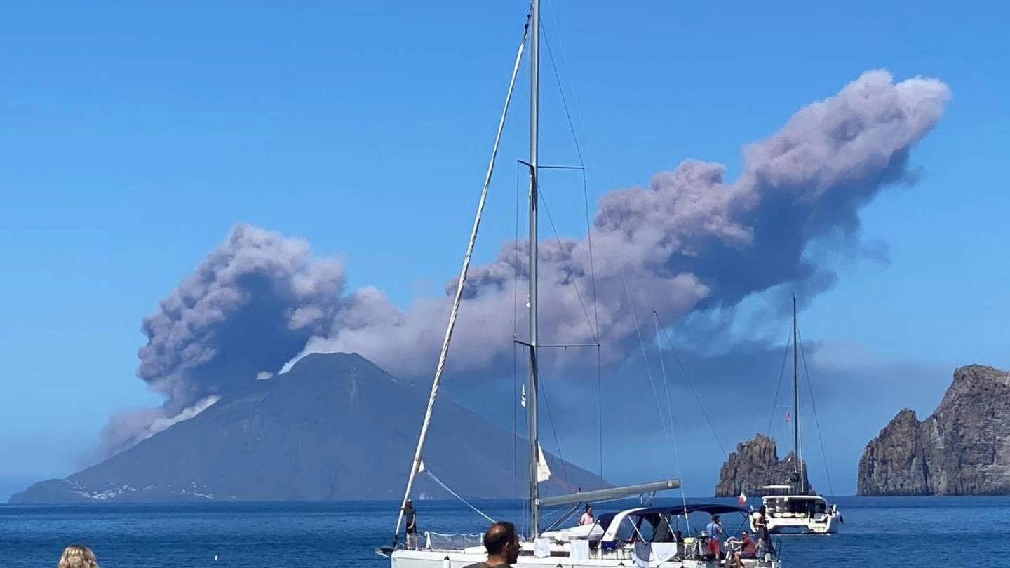 La colonna di fumo dopo la forte eruzione del vulcano Stromboli vista da Panarea (Ansa)