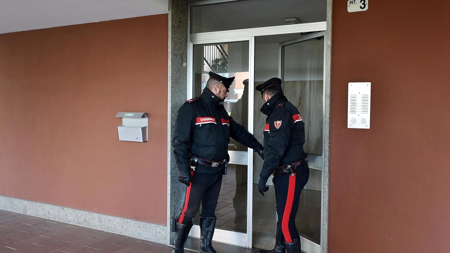 I carabinieri presidiano lo stabile di via Gramsci a Orbassano, alle porte di Torino (Ansa