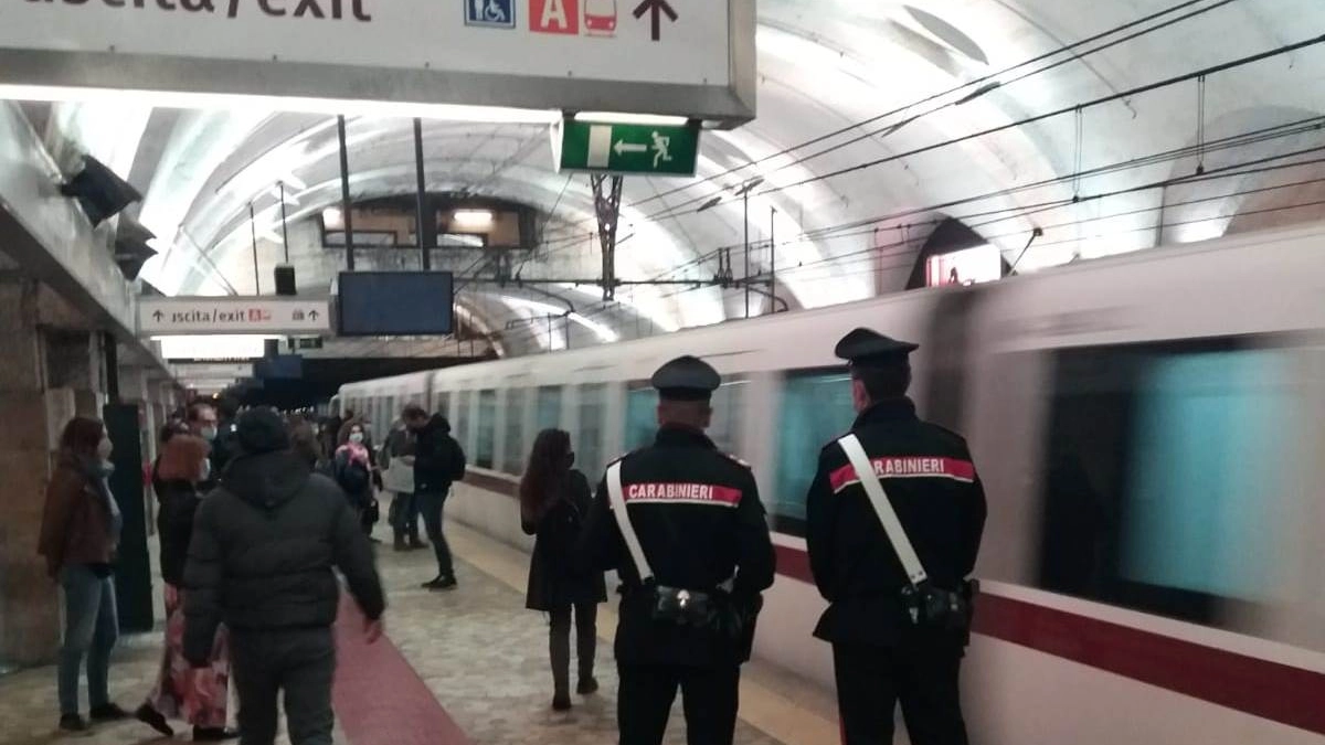 Roma, Metro A, controlli dei carabinieri 