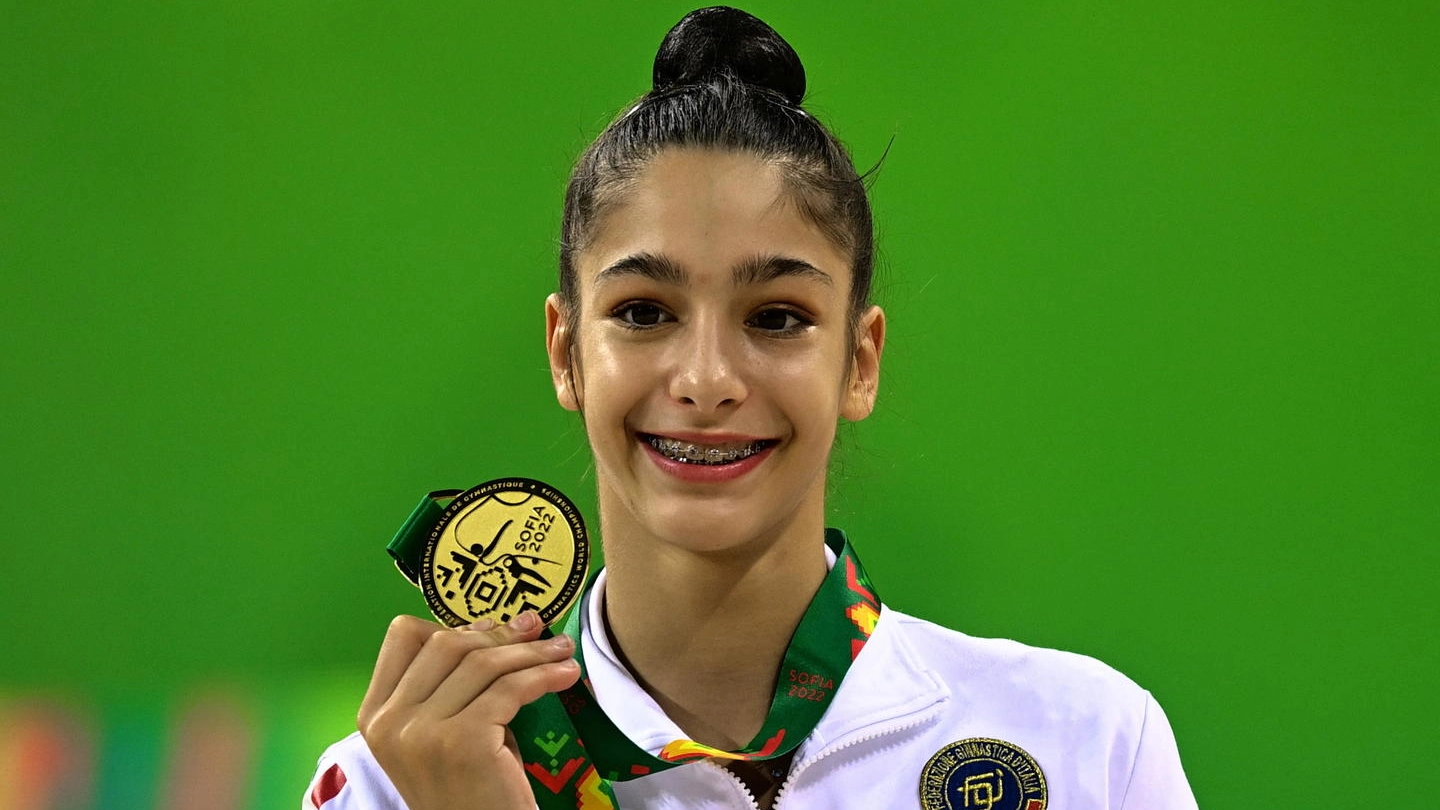 Sofia Raffaeli con la medaglia d'oro (Ansa)