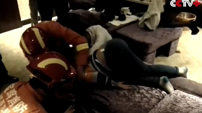 Bambino incastrato con la testa nel divano (da youtube)