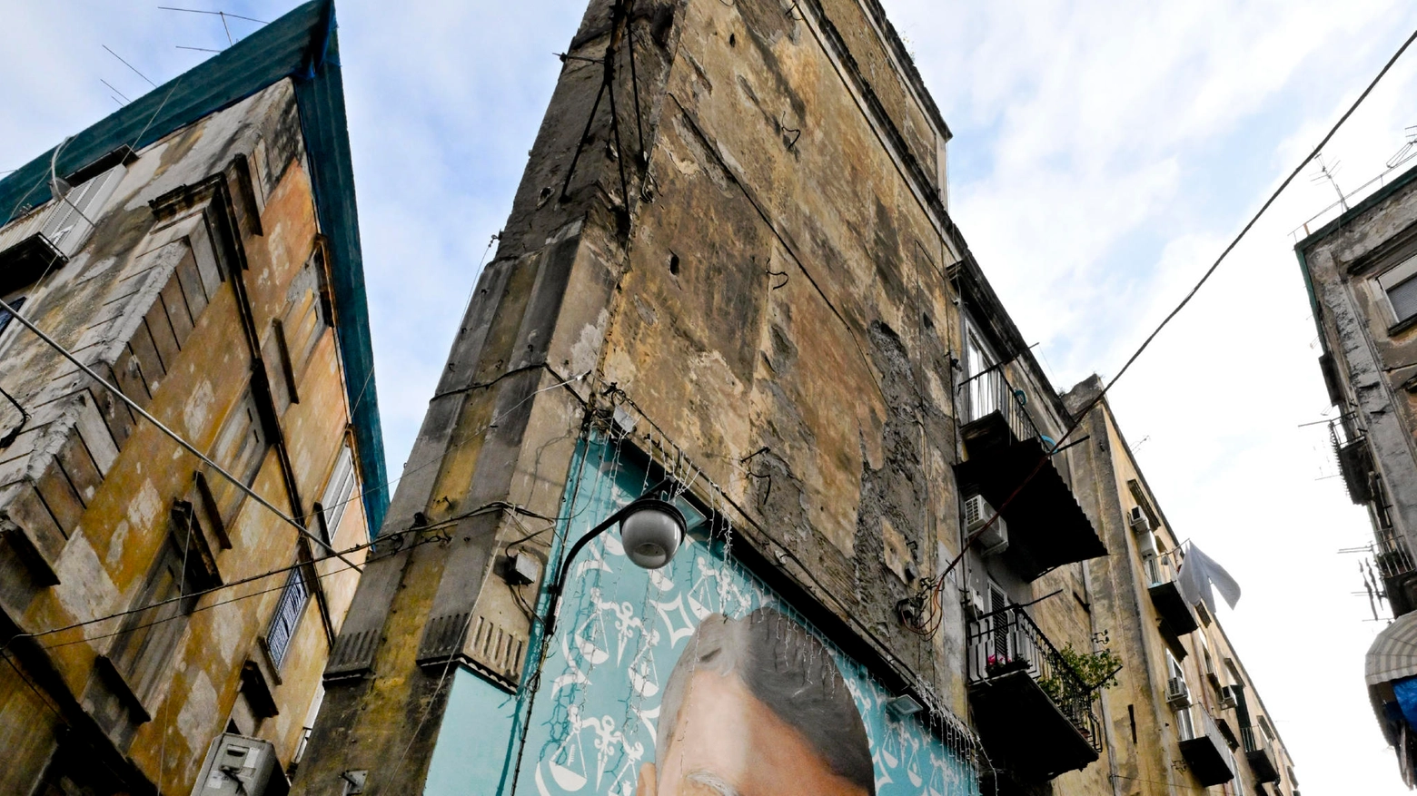 Il murale che raffigura Ugo Russo ai Quartieri Spagnoli a Napoli