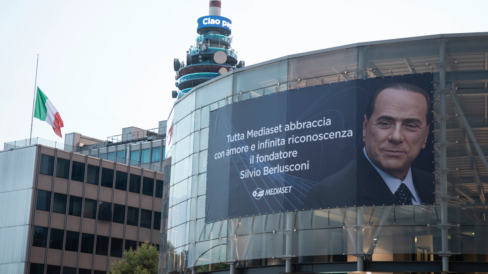 Un manifesto all'ingresso di Mediaset ricorda Silvio Berlusconi (Imagoeconomica)