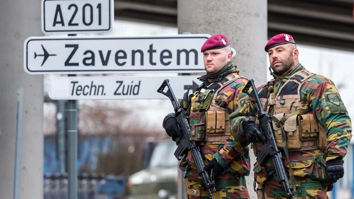 Bruxelles, soldati nei pressi dell'aeroporto di Zaventem (Ansa)