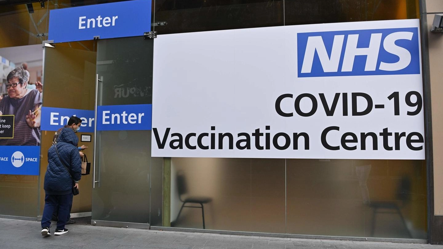 Londra, l'entrata di un centro per le vaccinazioni anti-Covid (Ansa)