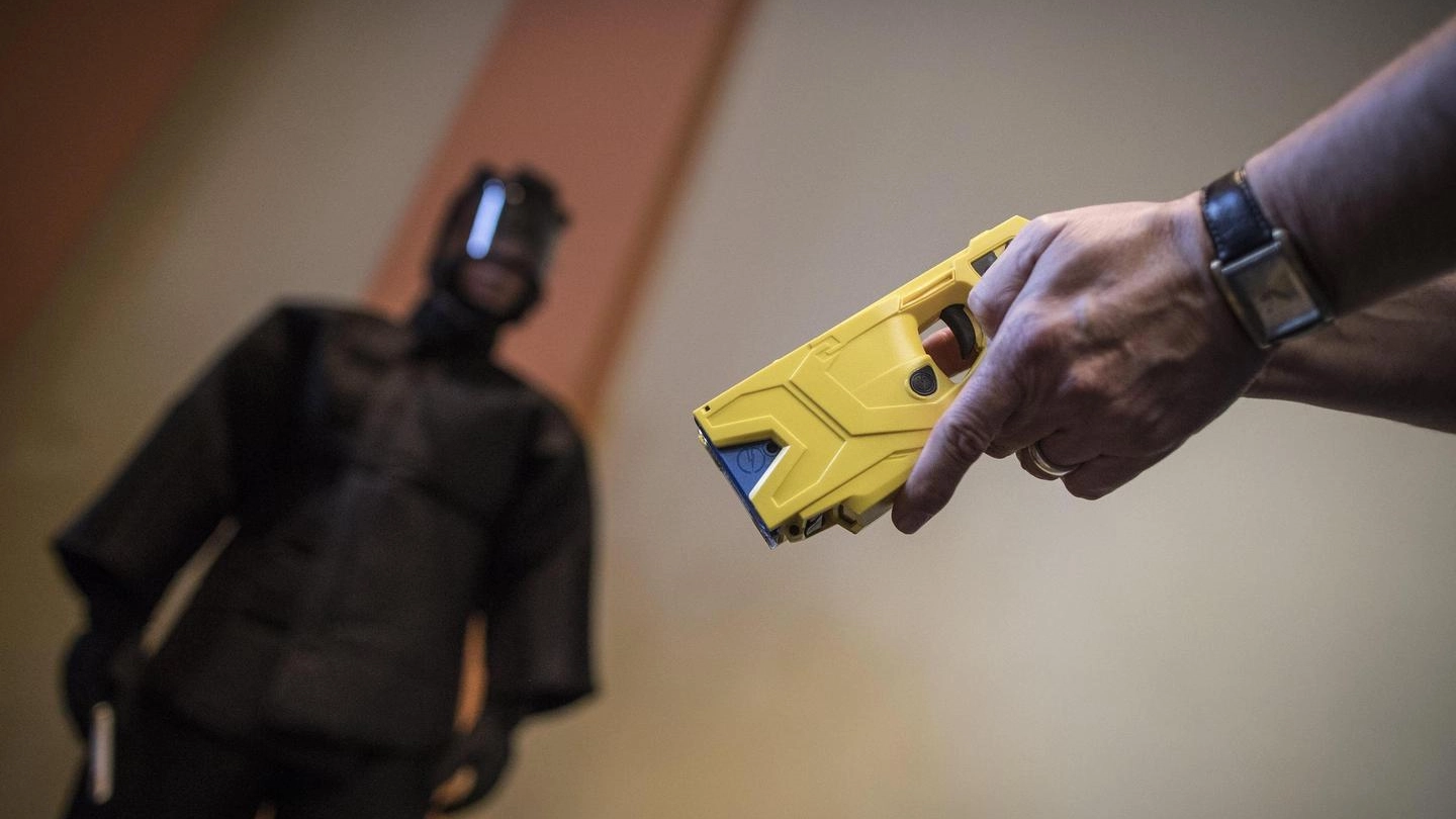 Un taser (pistola elettrica) in dotazione alla polizia tedesca (Ansa)