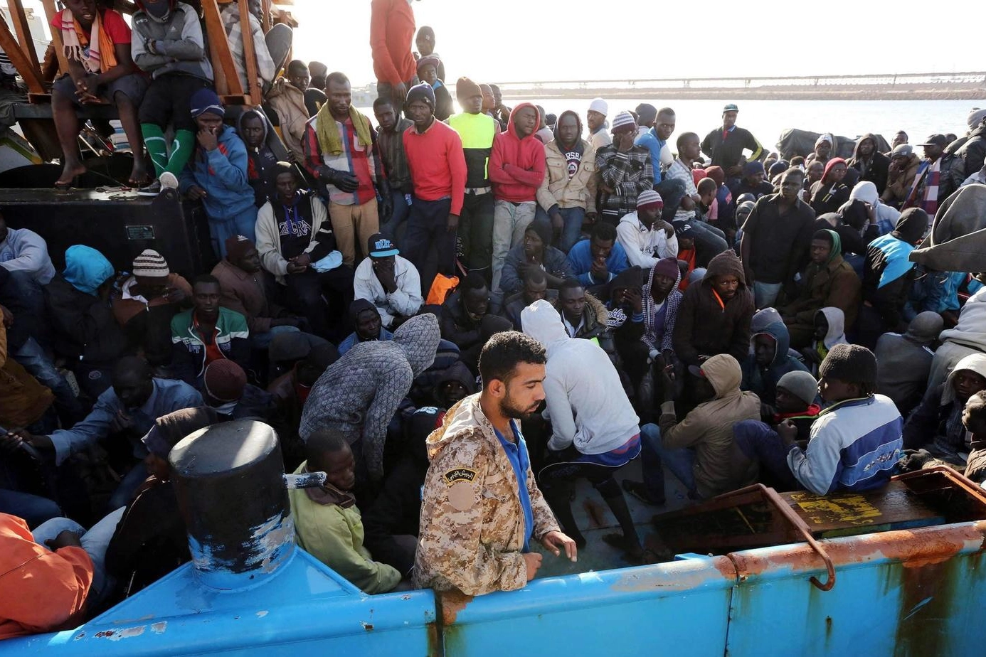 Migranti sopra una nave della Guardia costiera libica