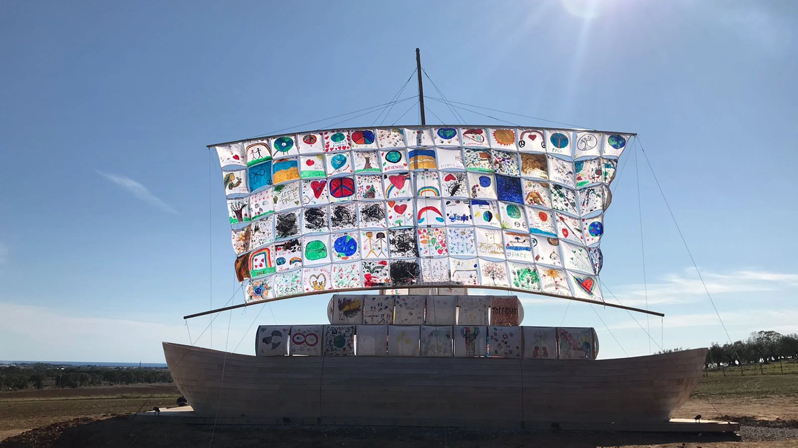 "The Ship of Tolerance", spinta da una vela fatta di 60 tele unite, dipinte dai bimbi