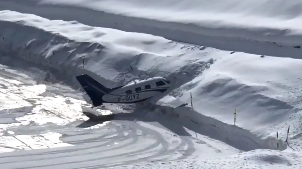 Piper scivola in atterraggio sulla pista ghiacciata, Francia (da Youtube)