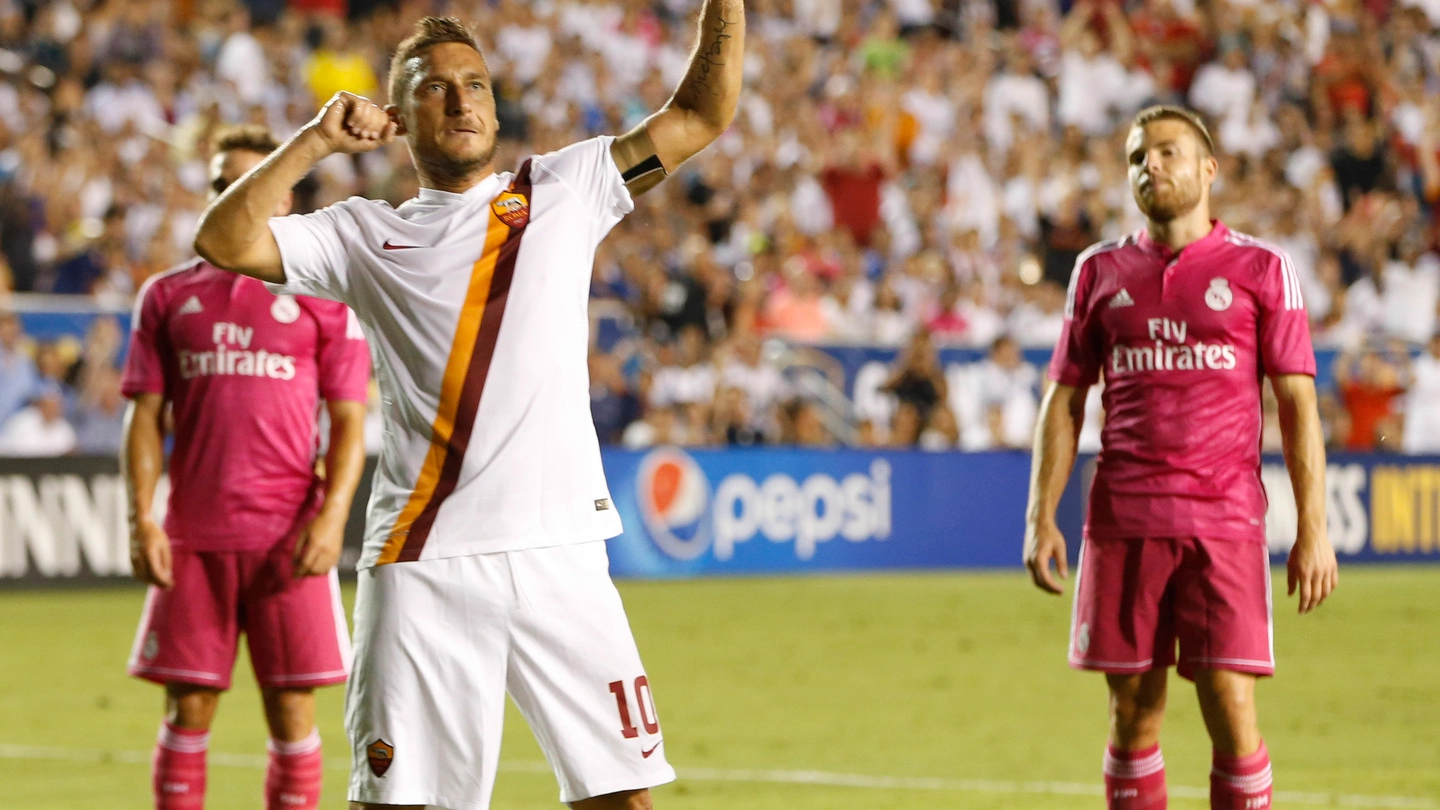 Totti esulta dopo il gol segnato al Real in Guinness Champions Cup (Reuters)
