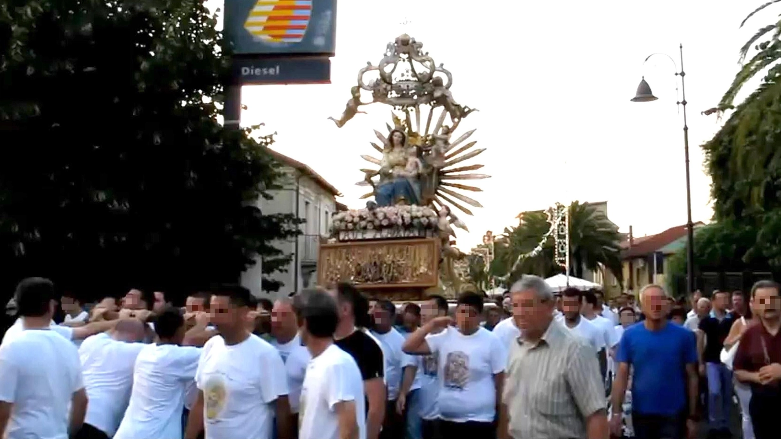 La processione della Madonna delle Gtazie di Tresilico Oppido Mamertina (Ansa)