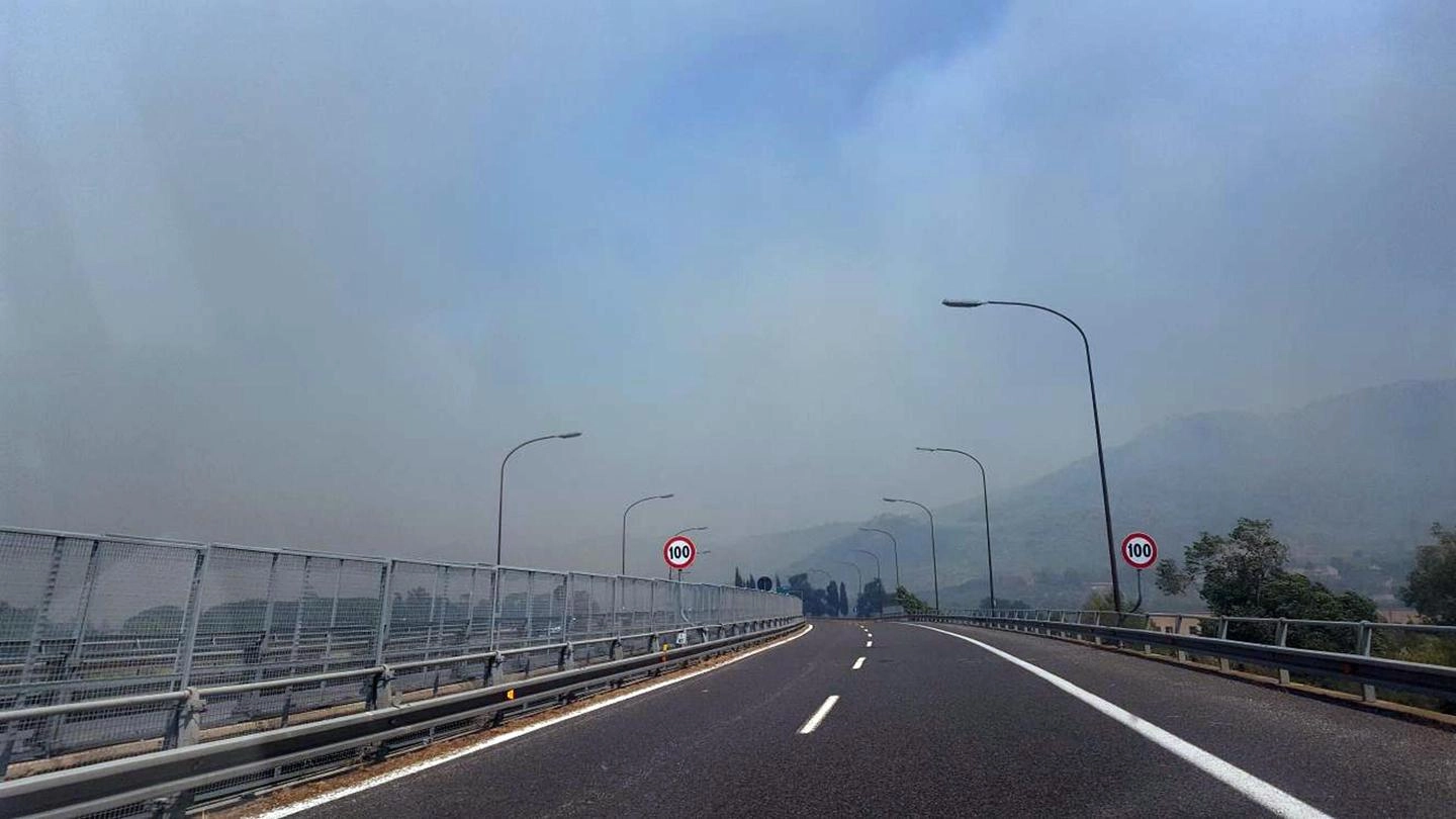 Un tratto dell'autostrada Messina-Palermo avvolta dal fumo (Ansa)