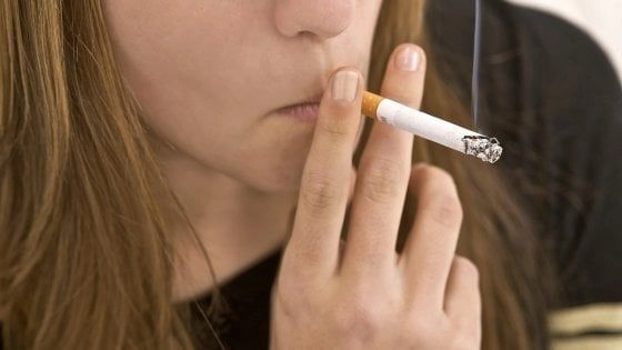 Una donna che fuma una sigaretta