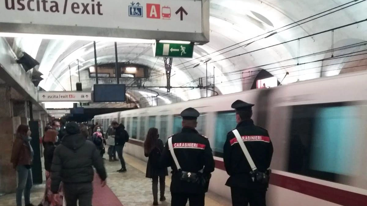 Carabinieri nella metropolitana di Roma 