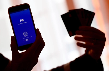 L’App Io cambia, anche la patente sullo smartphone: verso il portafoglio digitale