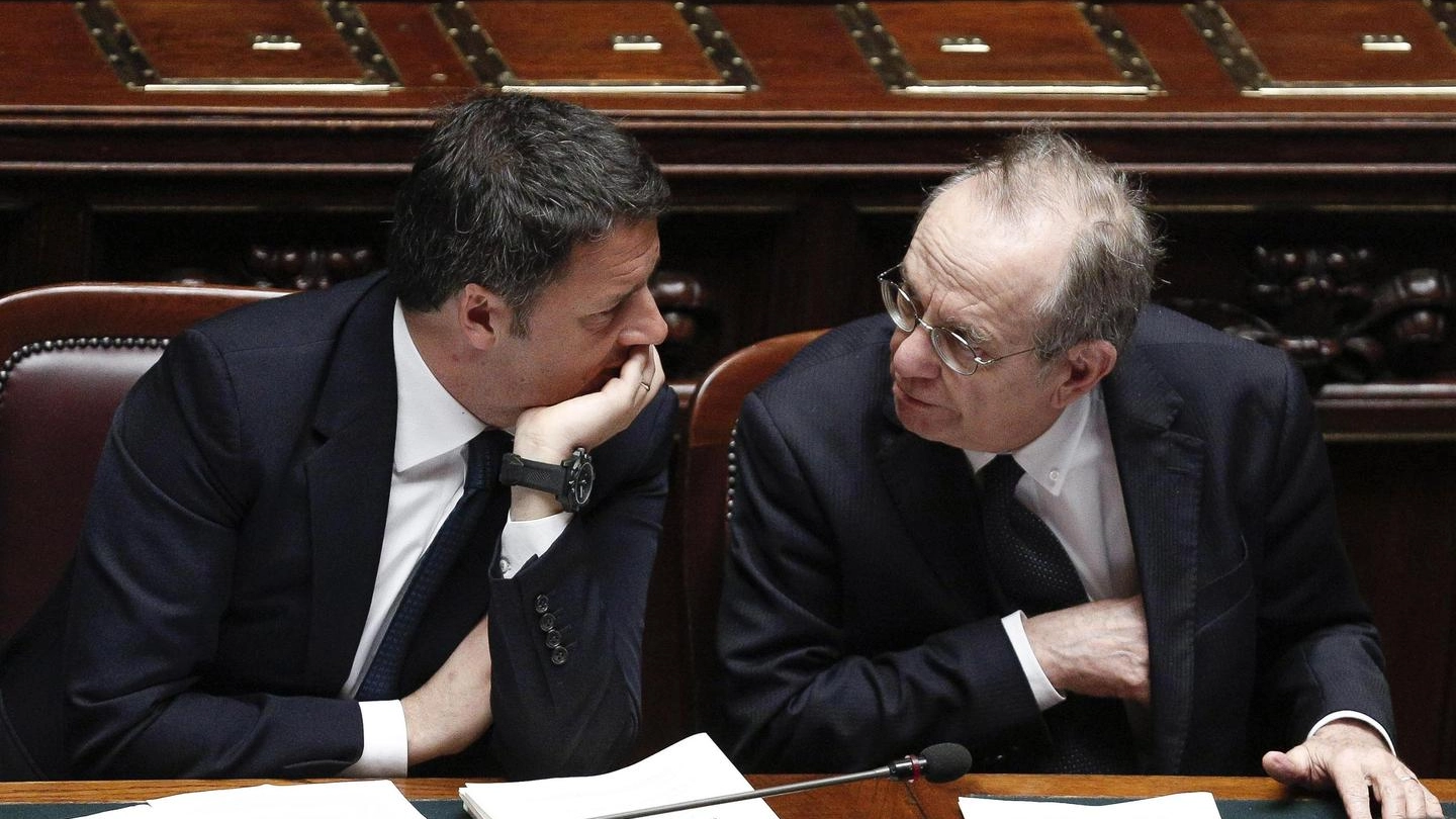 Il premier Renzi e il ministro Padoan (Ansa)