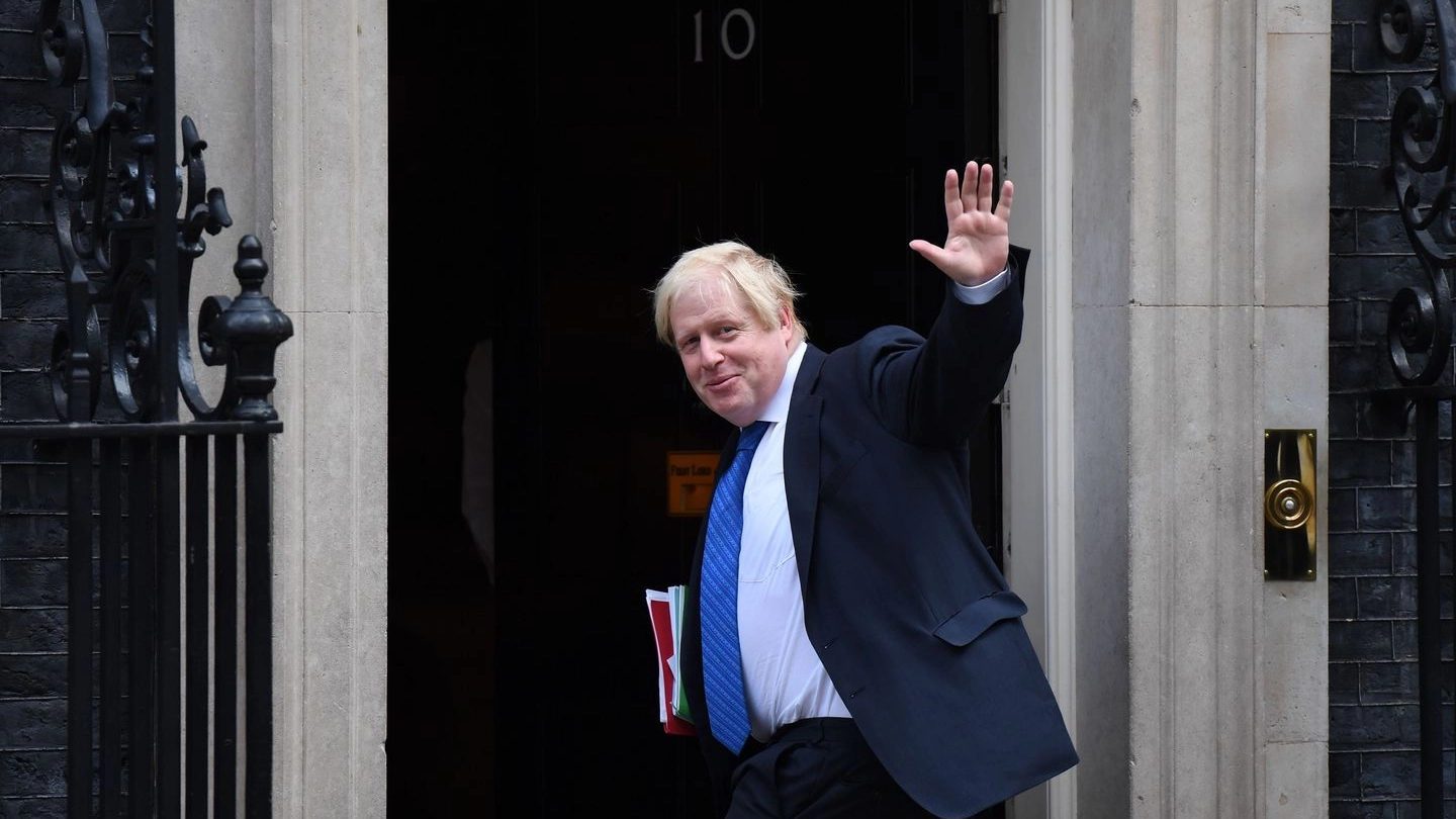 Boris Johnson si reca al 10 di Downing Street (Afp)