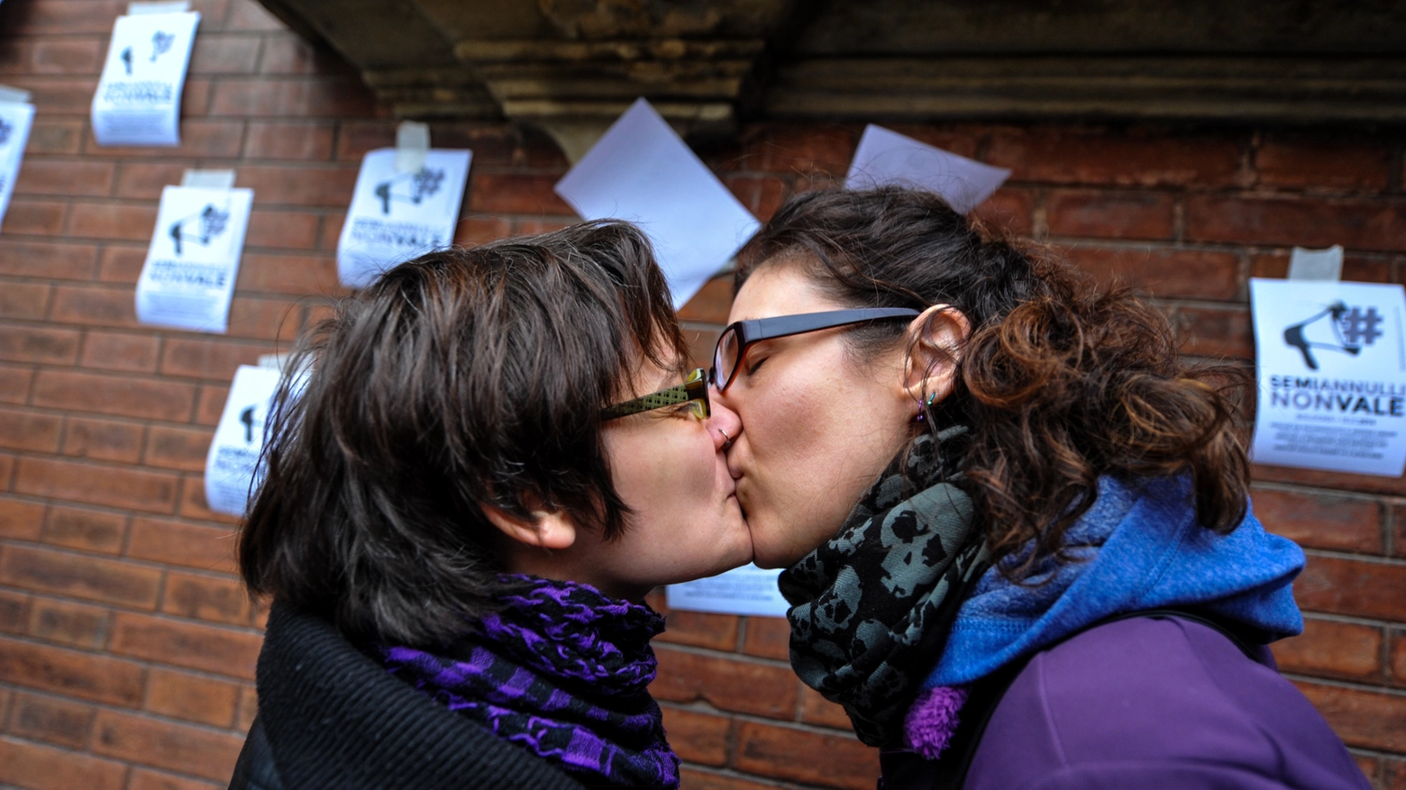 Nozze gay, due manifestanti si baciano davanti alla Prefettura