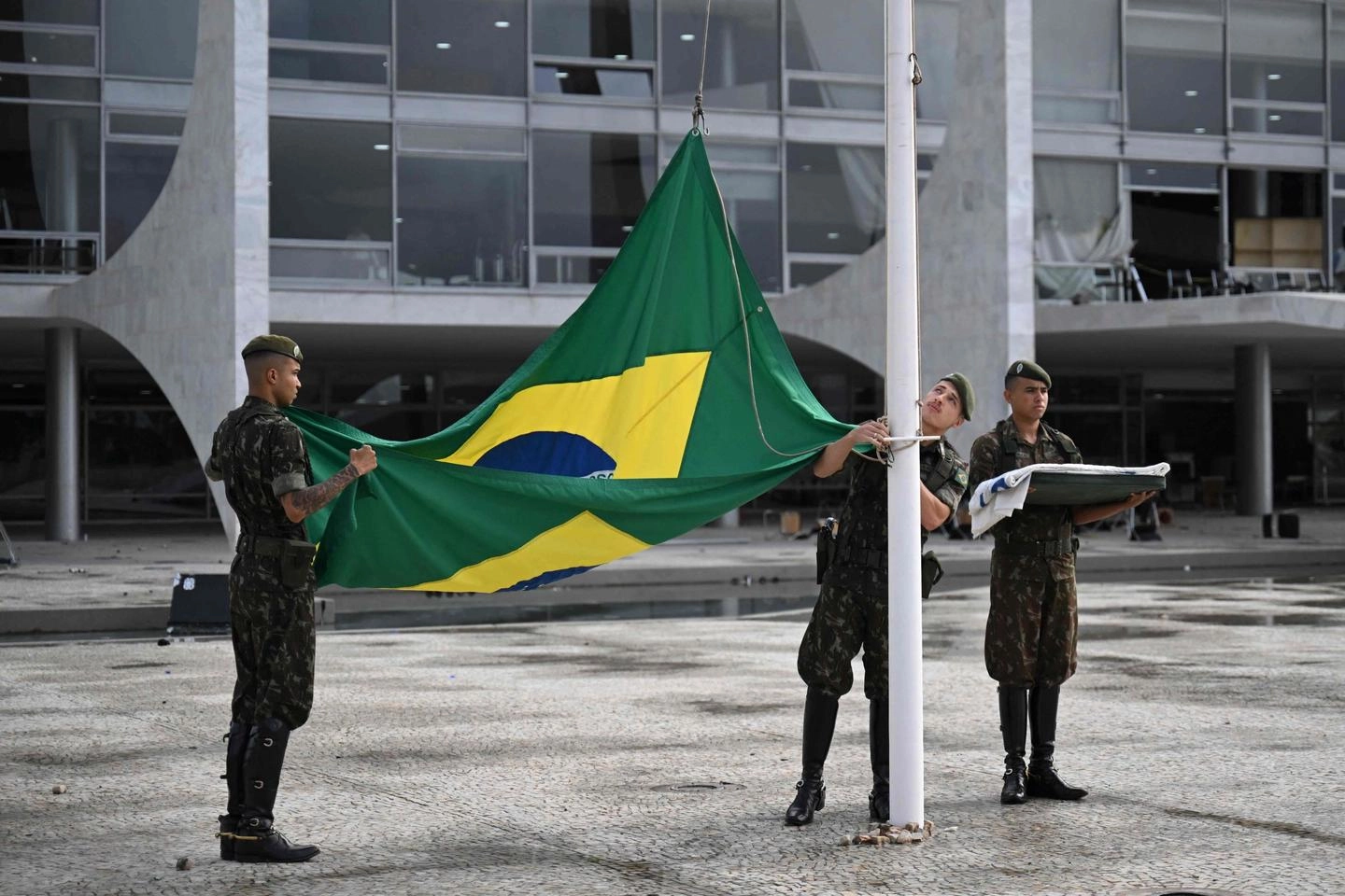 Militari al Palazzo Planalto, Brasilia (Afp)