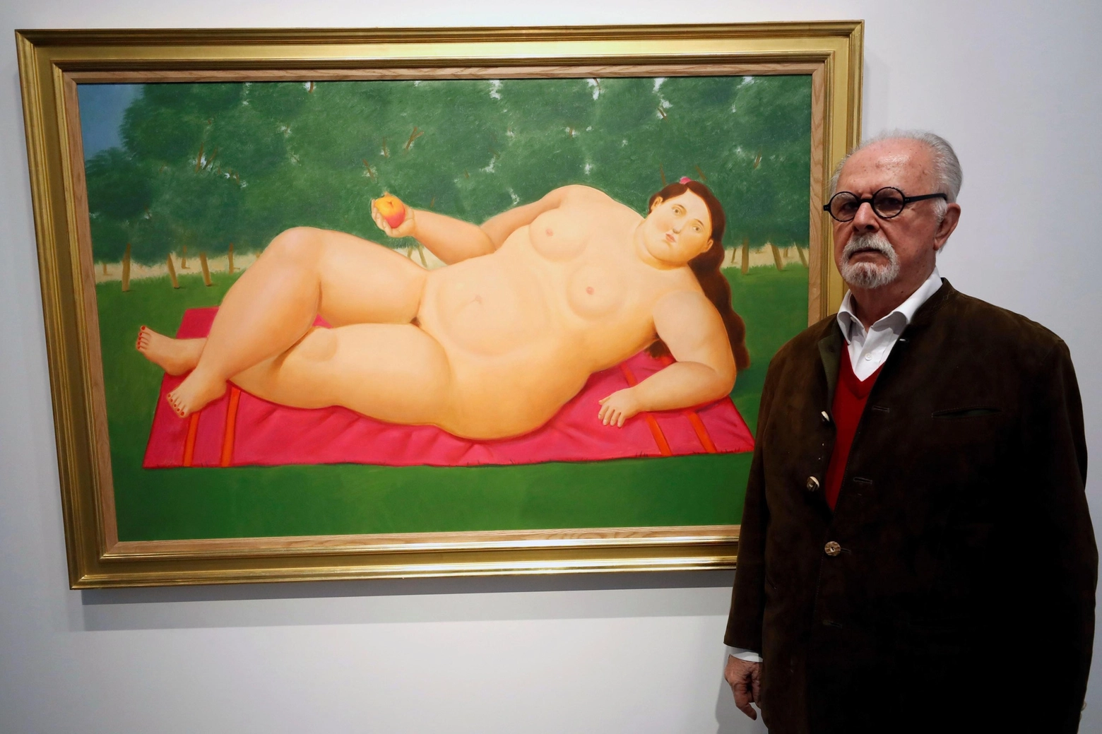 epa07387316 Colombian artist Fernando Botero poses for the photographer next to one of his works during an interview in Madrid, Spain, 21 February 2019 (issued on 22 February 2019). Botero, World's most valued Latin American artist, is to exhibit in Madrid after more than 20 years.  EPA/JAVIER LIZON