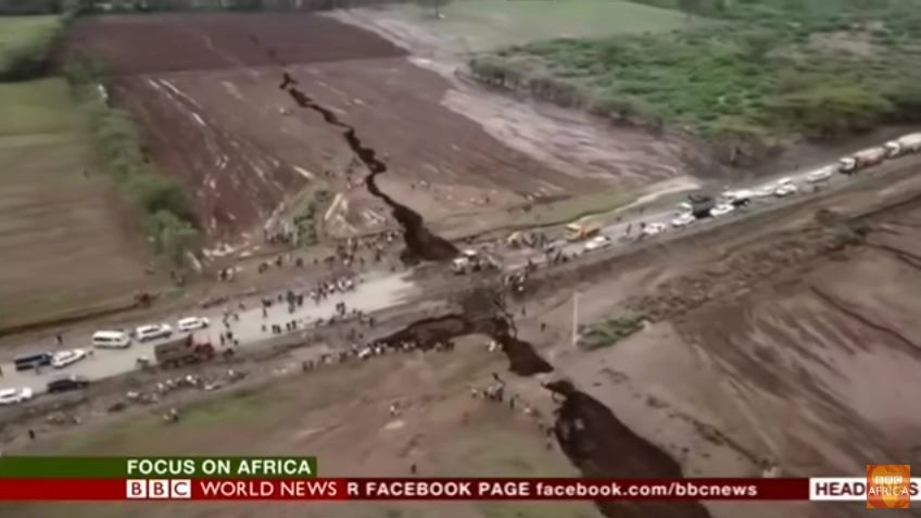 La frattura lungo la Rift Valley in Kenya (Screenshot da YouTube)