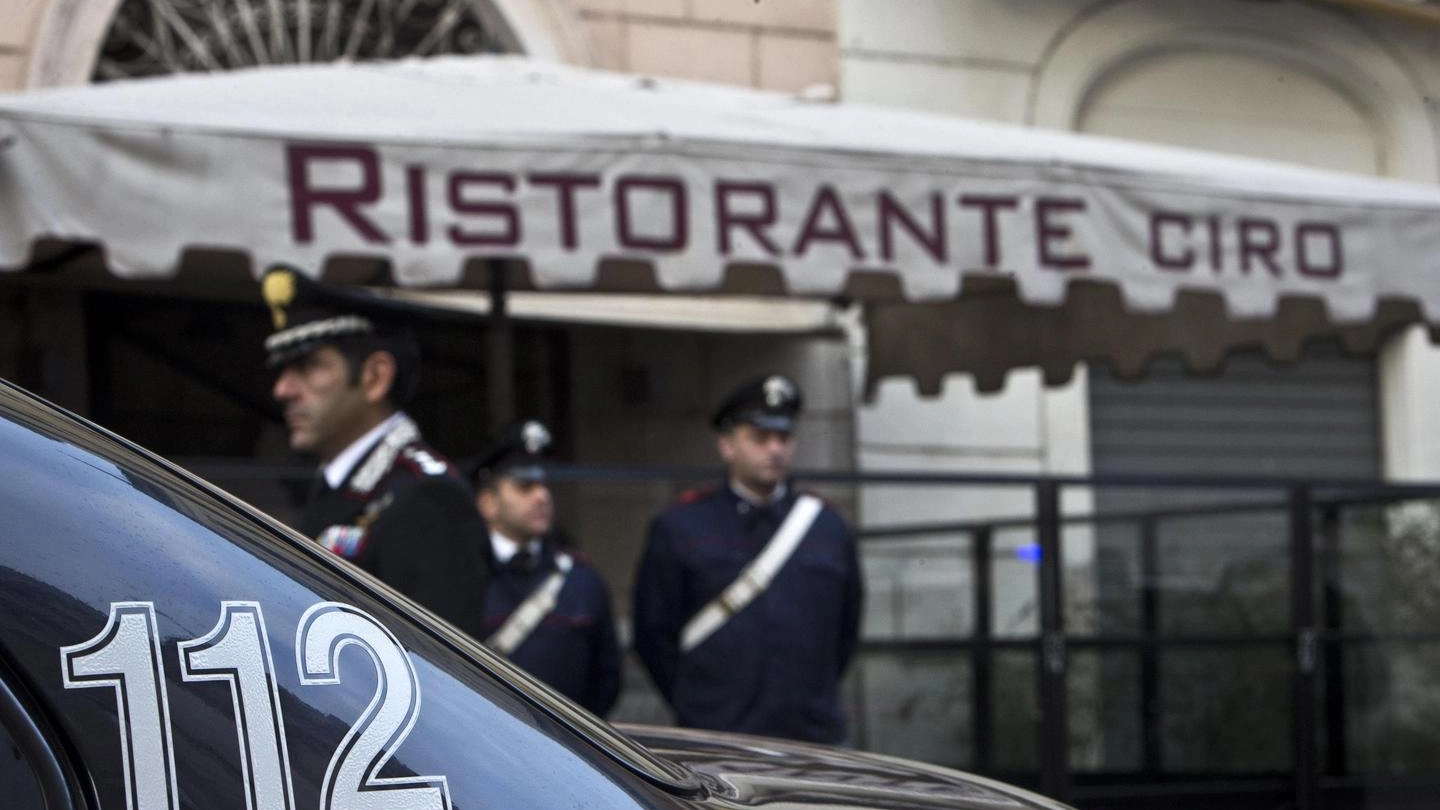 Controlli dei carabinieri nella catena di pizzerie 'Ciro' a Roma (Ansa)