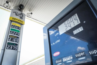 Benzina: perché aumenta il prezzo (e perché aumenterà ancora). I consigli per risparmiare