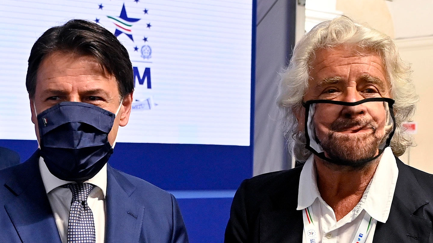 L'ex premier Giuseppe Conte e il garante M5s Beppe Grillo (Ansa)
