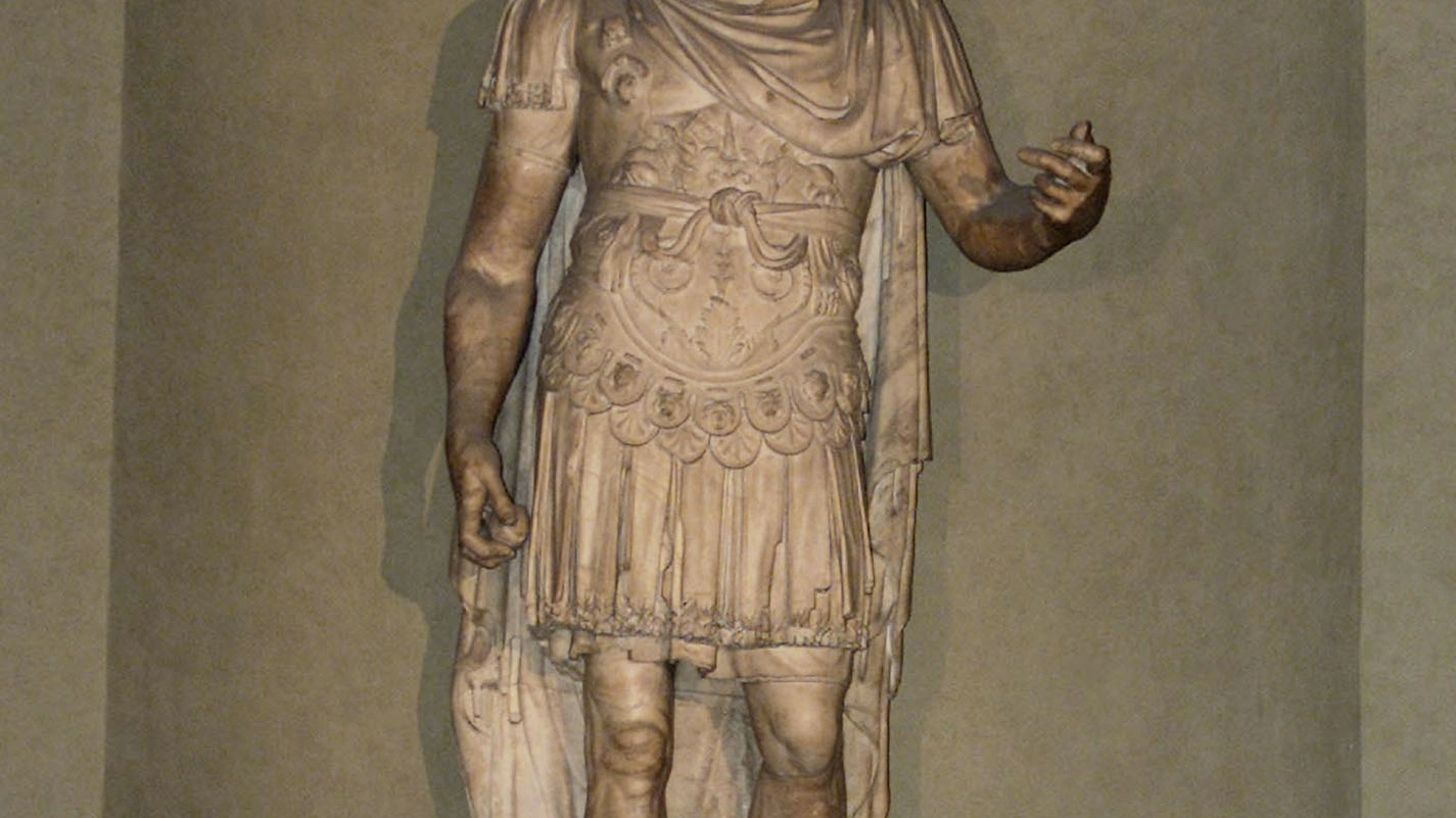 la statua di Giulio Cesare (Ansa)