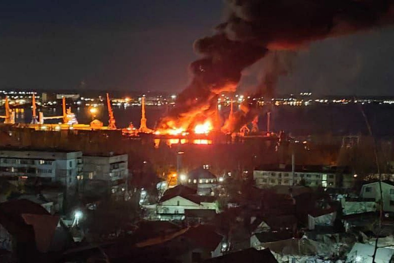 Le esplosioni dopo l'attacco ucraino in Crimea
