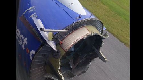 Una foto mostra il motore del volo Southwest Airlines (twitter @smillerddd3)