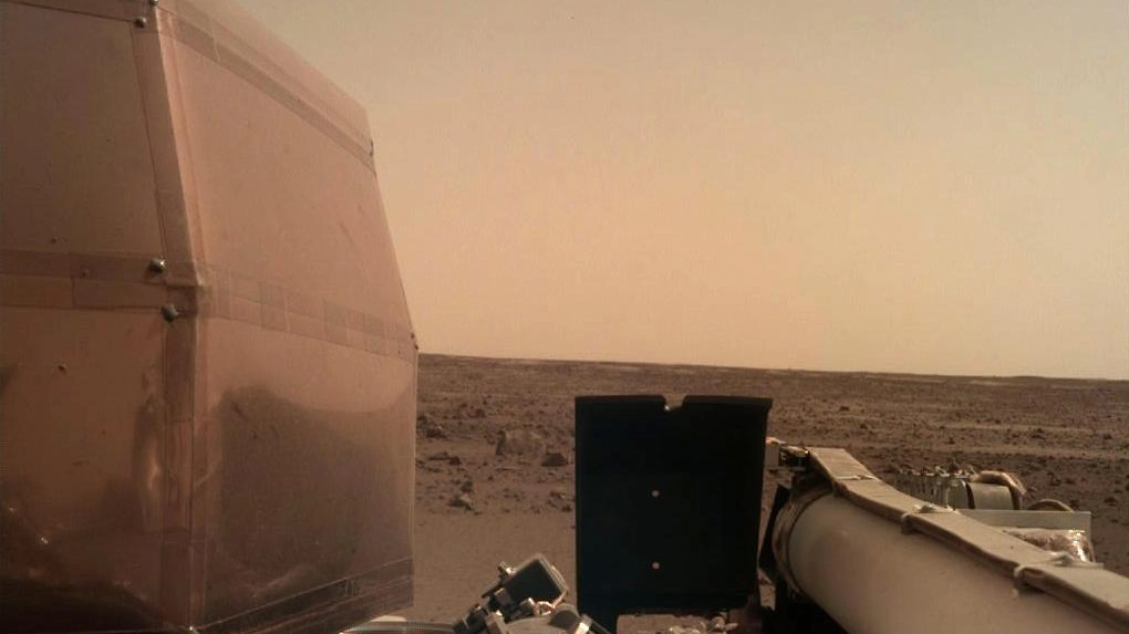 Il primo 'selfie' di InSight, il lander della Nasa su Marte (Ansa)