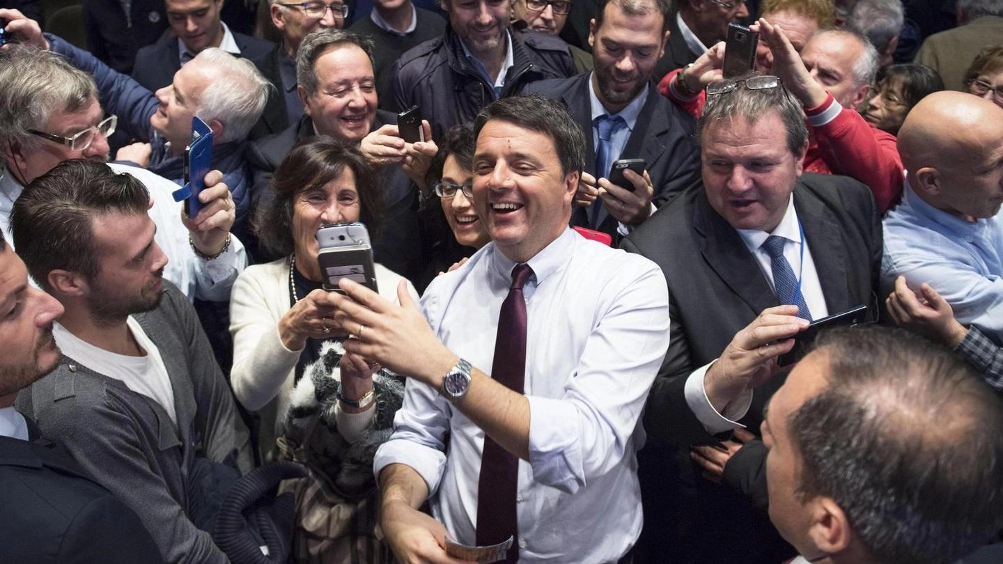 Il premier Matteo Renzi in uno dei tanti incontri della campagna per il Sì (Ansa)