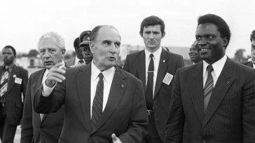Francois Mitterrand, a sinistra,  in Ruanda quando era presidente della Francia