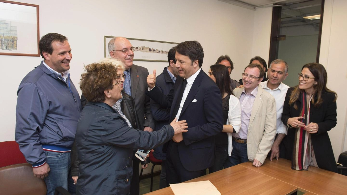 Matteo Renzi incontra operai Indesit (Ansa)