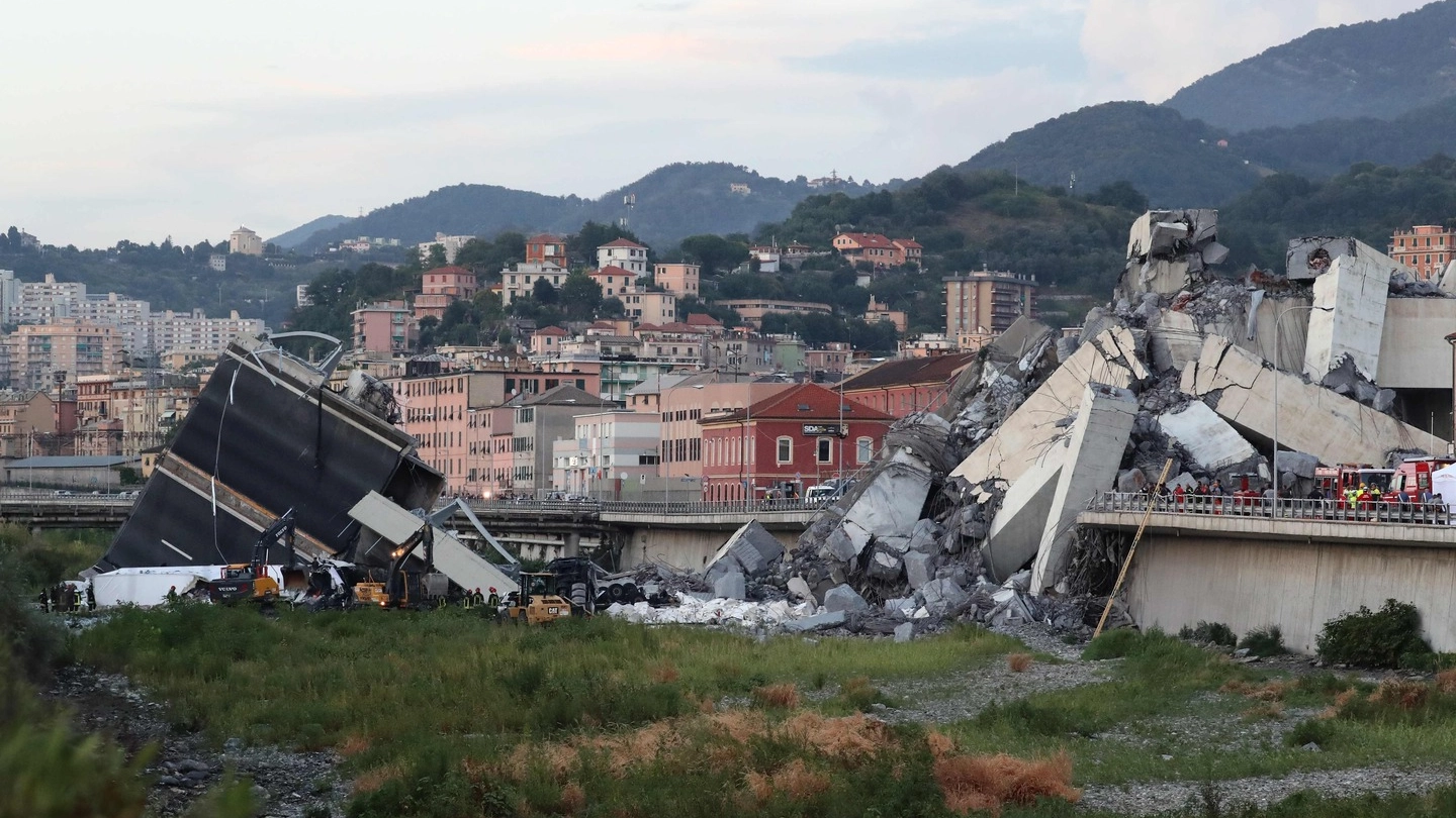 Genova, il ponte Morandi crollato (Lapresse)