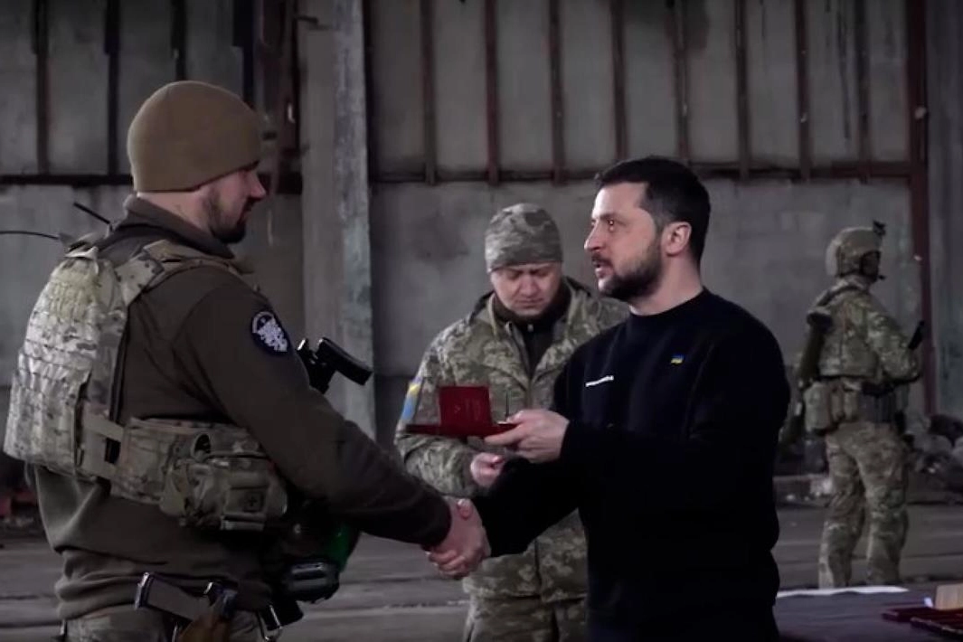 Zelensky premia un soldato a Bakhmut