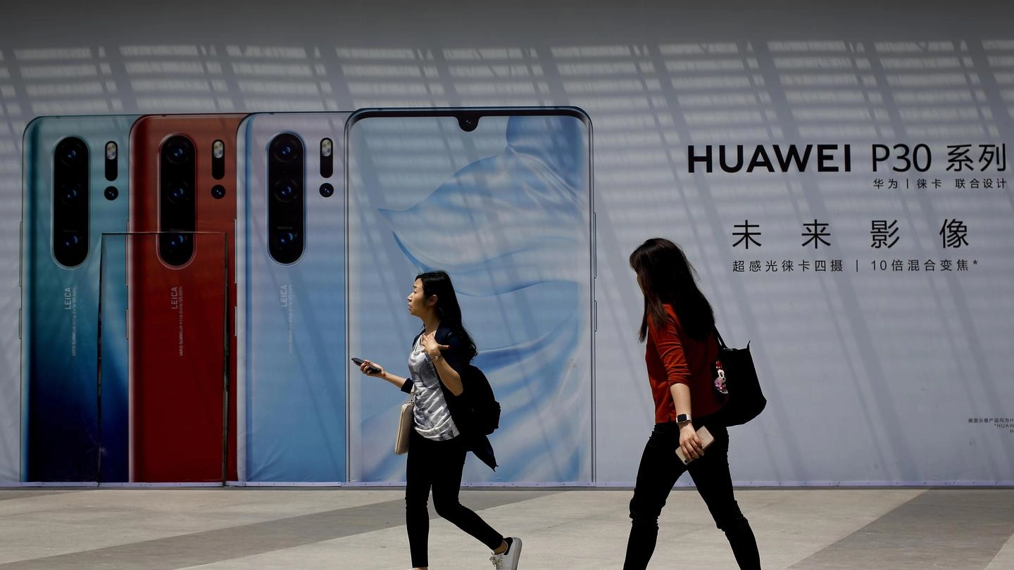 Pubblicità di smartphone Huawei a Pechino (Ansa)