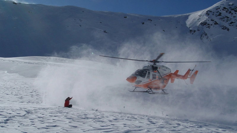 Intervento del soccorso alpino, foto generica dell'elicottero Pelikan (Ansa)