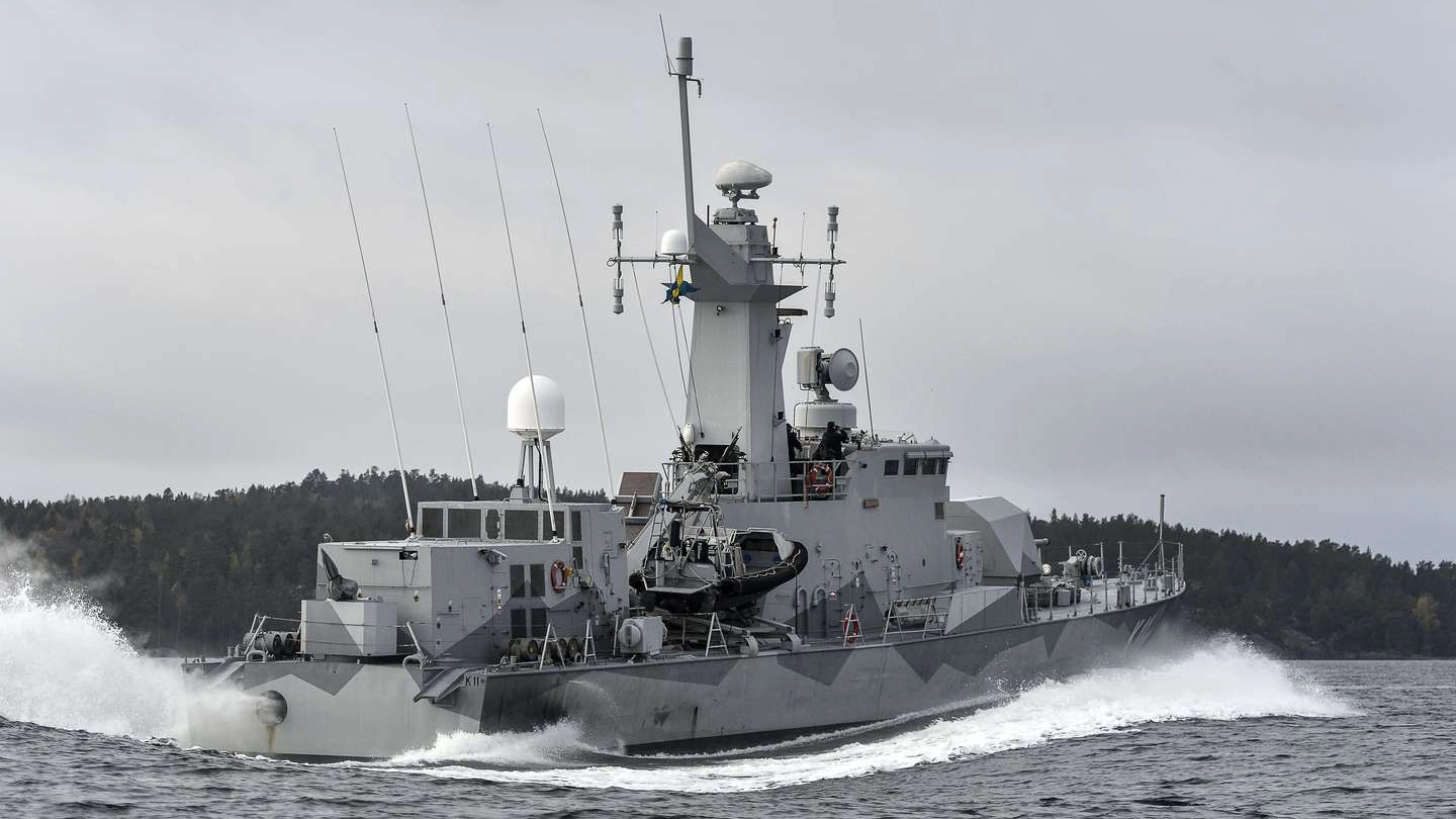 Una corvetta della Marina svedese impegnata nelle ricerche del sottomarino misterioso (AFP)