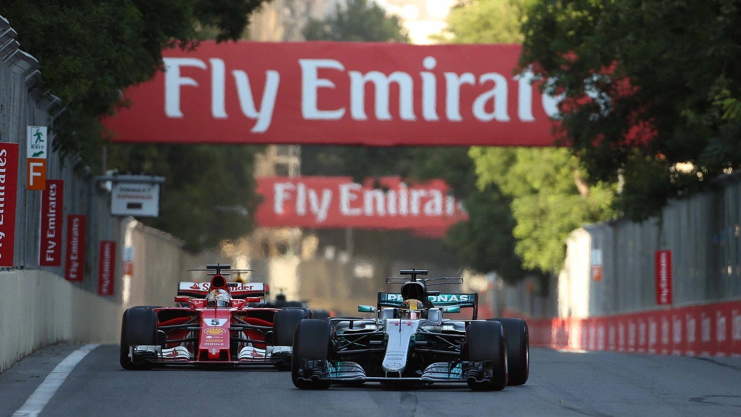 Lewis Hamilton davanti a Sebastian Vettel sul circuito di Baku (Lapresse)