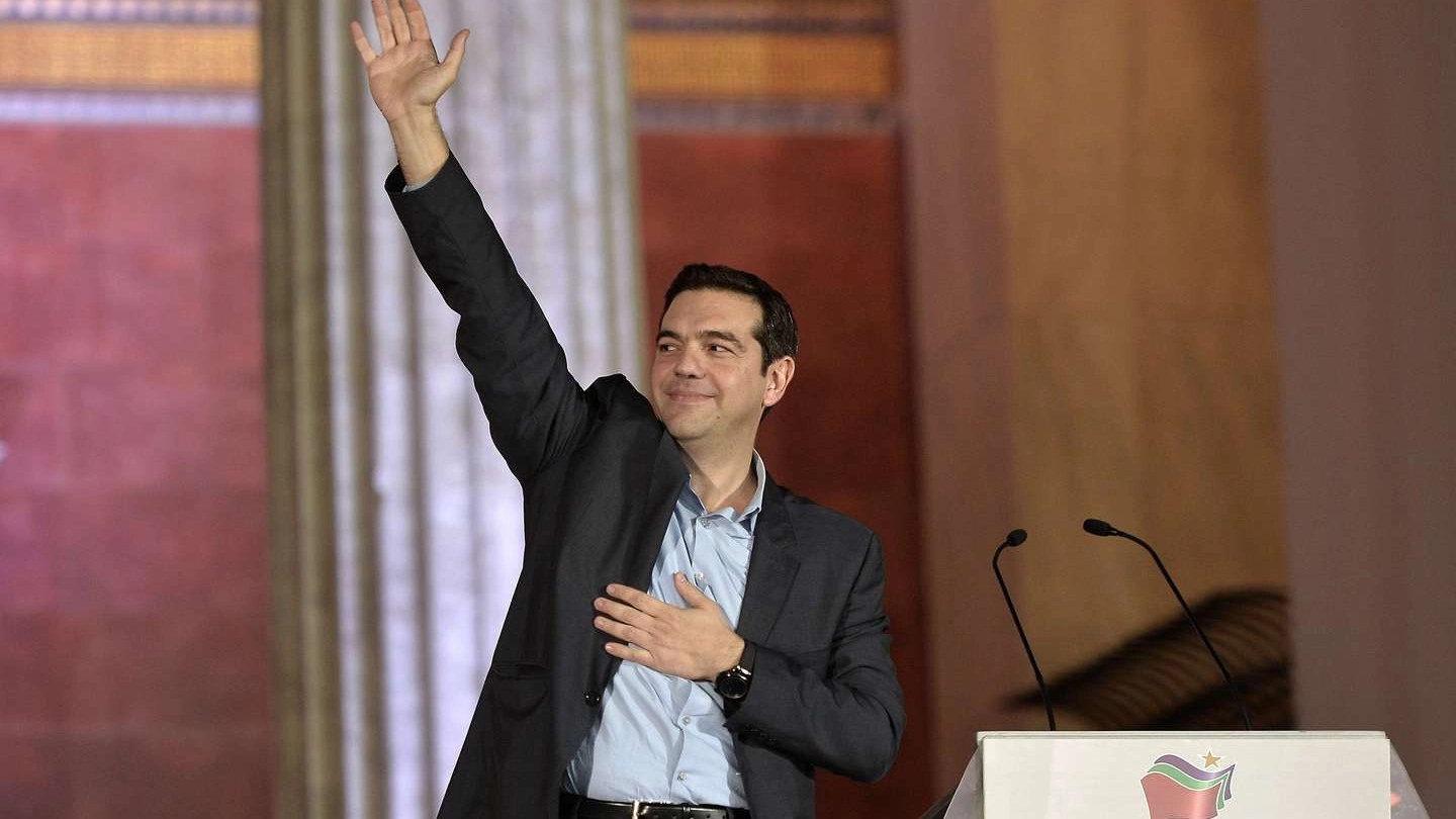 Tsipras saluta i supporter di Syriza dopo la vittoria alle elezioni (Afp)