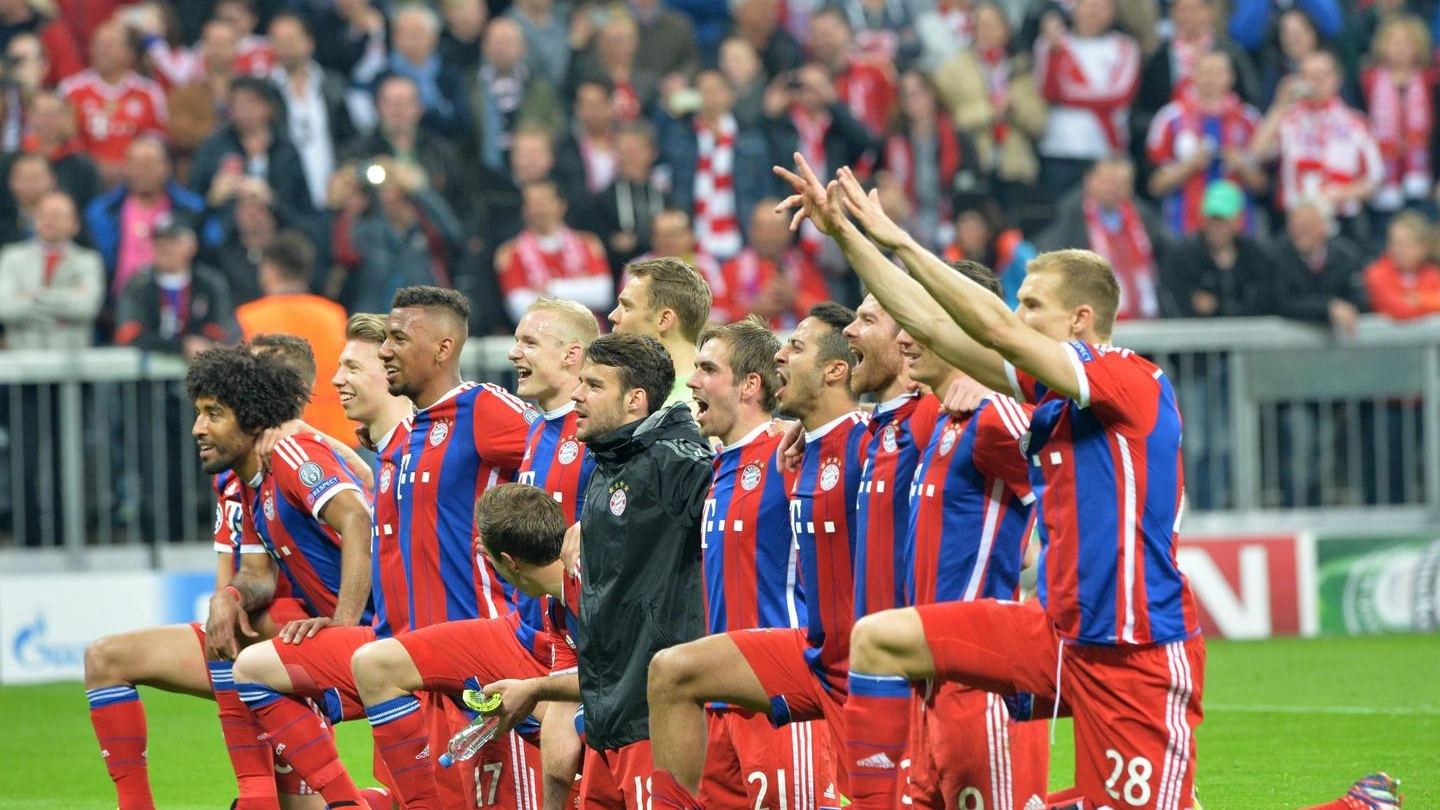 I giocatori del Bayern Monaco dopo la vittoria contro il Porto (Ansa)
