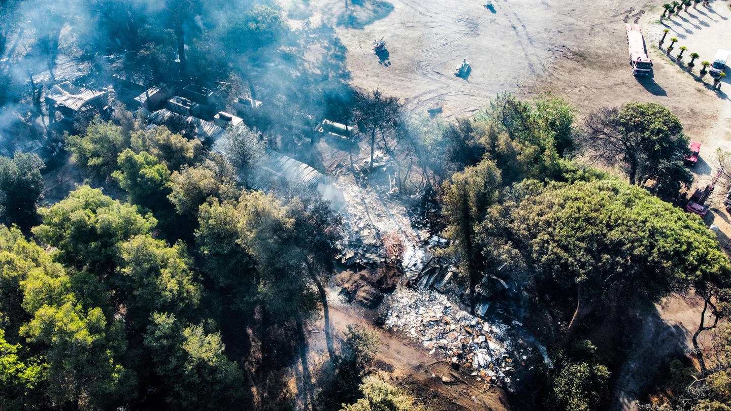 Il camping della tenuta Chigi bruciato dalle fiamme