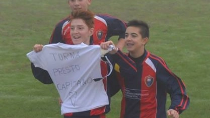 UNITI I ragazzi mostrano la maglia con una scritta per solidarizzare con il loro compagno squalifica