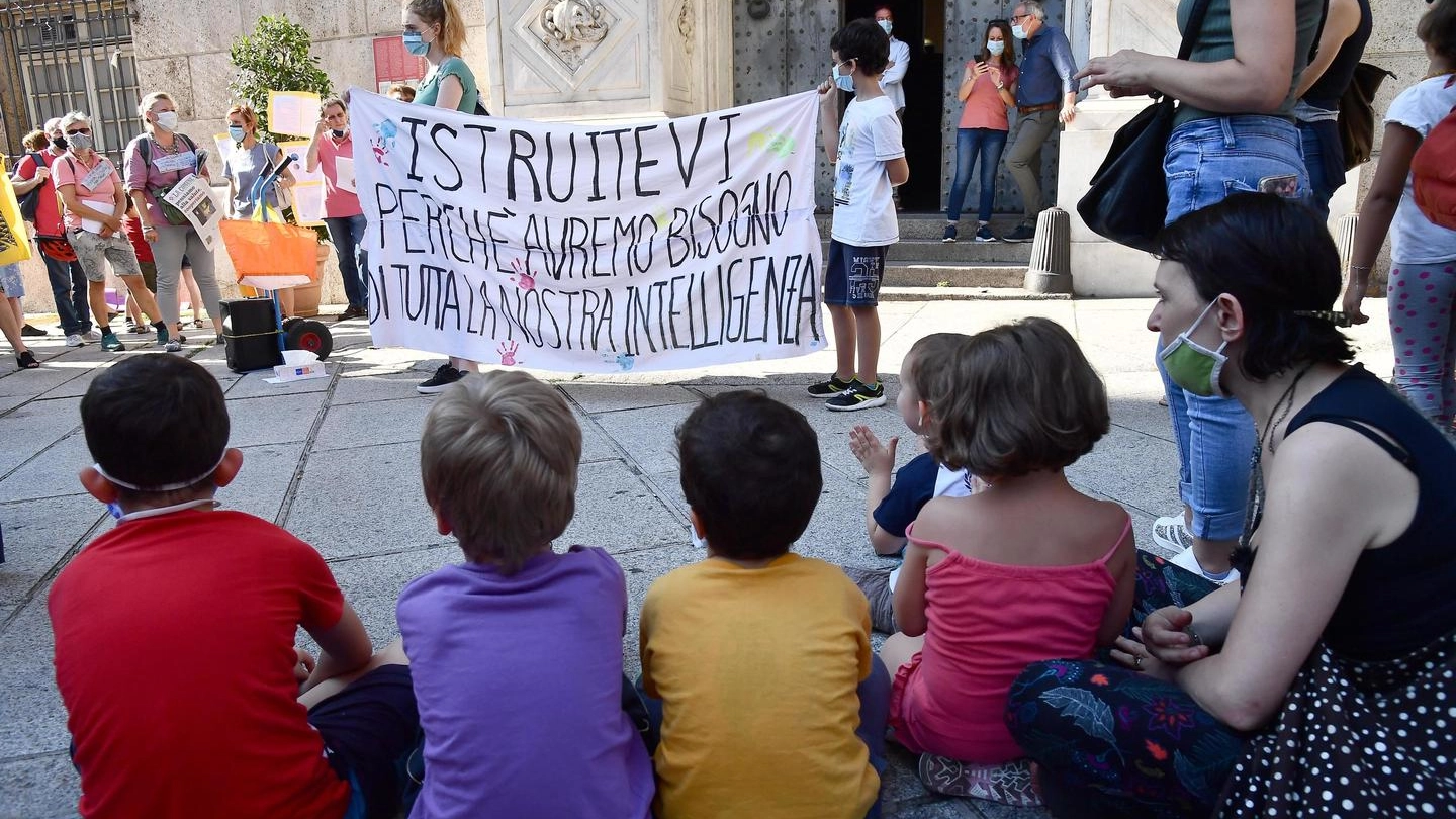 In tutt'Italia il movimento 'Priorità alla sucola' in piazza (Ansa)