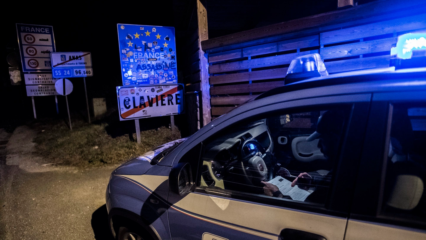 Migranti, polizia a Claviere, al confine con la Francia (Lapresse)