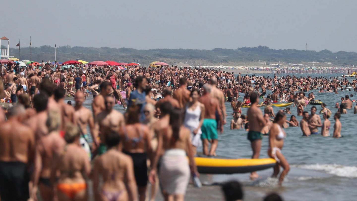 Folla in spiaggia a Ostia (Ansa)