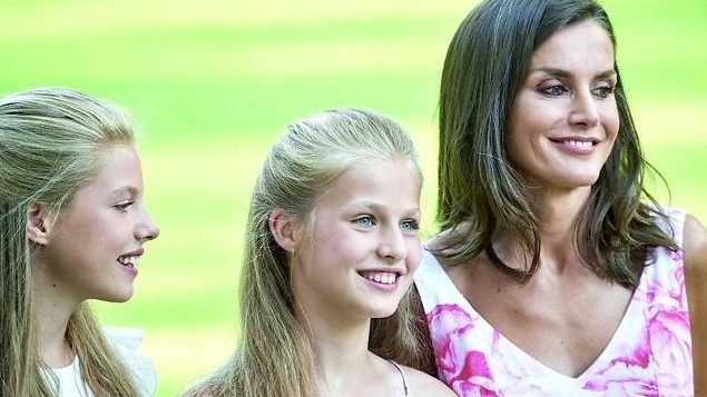 Letizia di Spagna, con le figlie Leonor, 15 anni, e Sofia, 14 