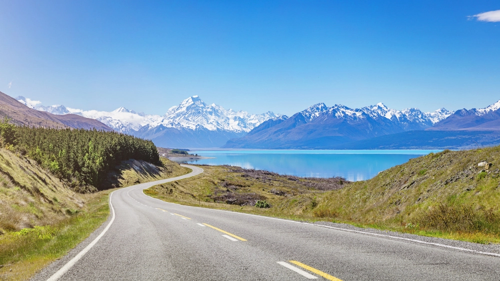 Strada sul Lago Pukaki, in Nuova Zelanda - Foto: Mlenny / iStock